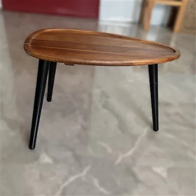 Дрвени трпезаријски сто са три ноге